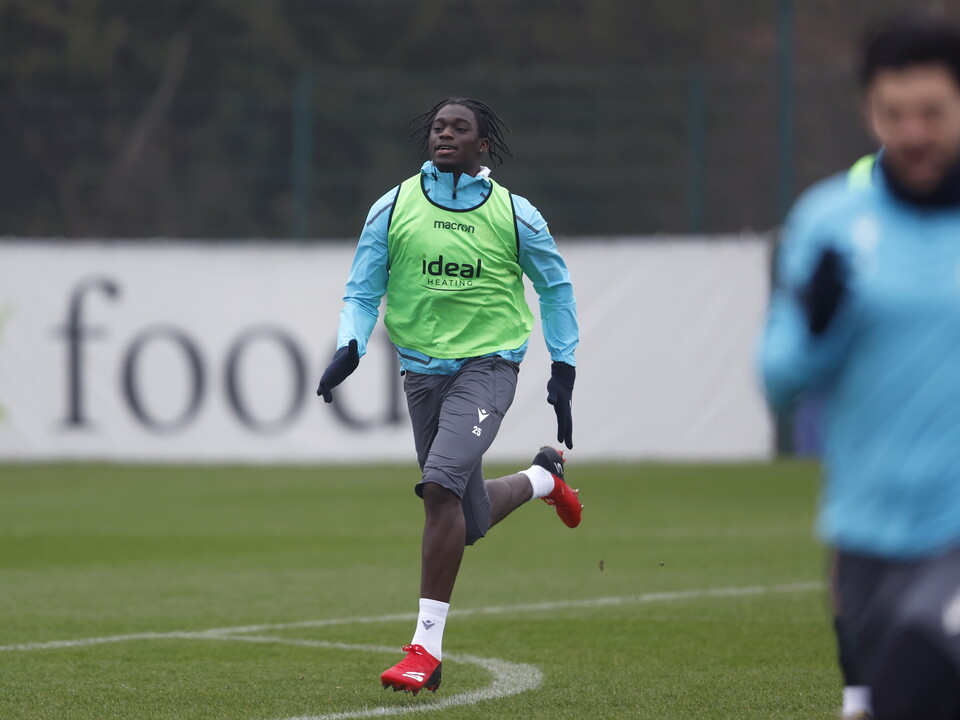 Hindolo Mustapha in training in a green bib