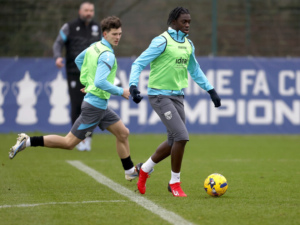 Hindolo Mustapha in training in a green bib
