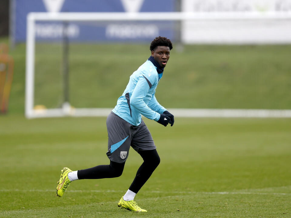 Jamal Jimoh-Aloba in training in a green bib