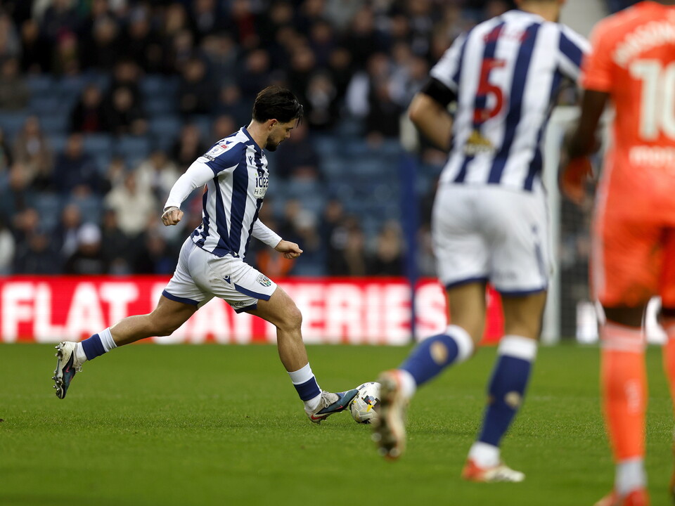 An image of Alex Mowatt playing against Coventry