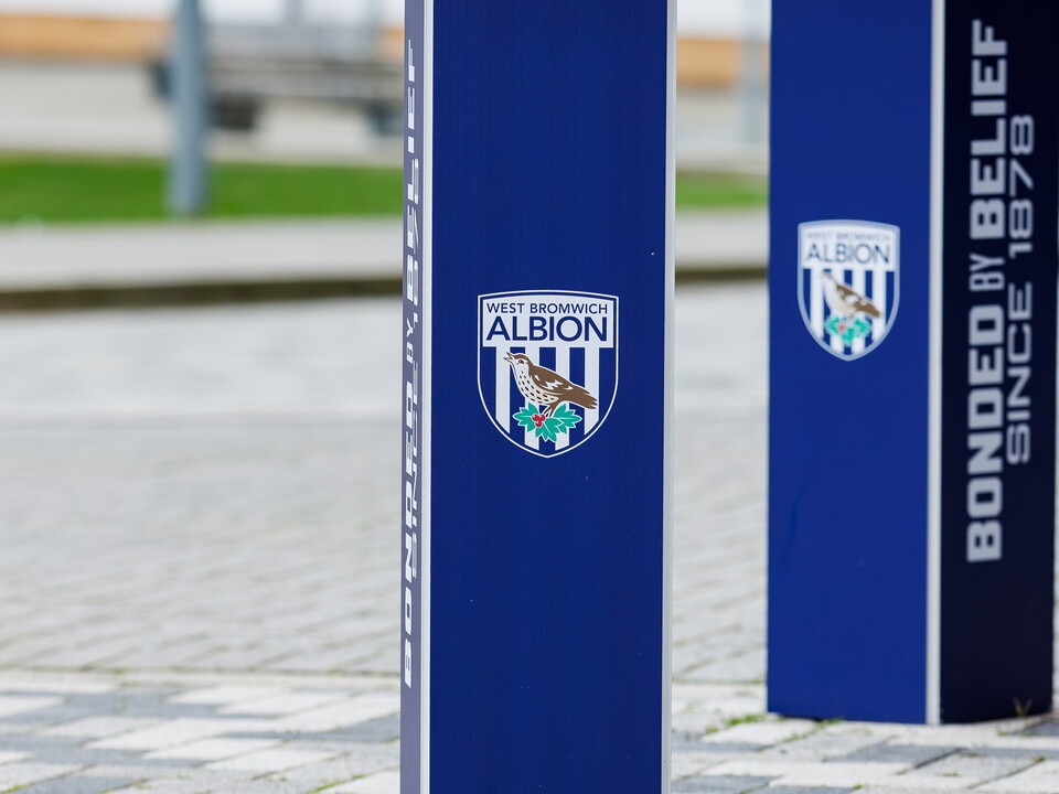 An Albion badge.