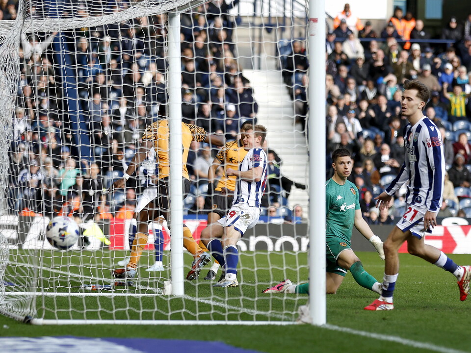 Aune Heggebø shooting and scoring against Hull City