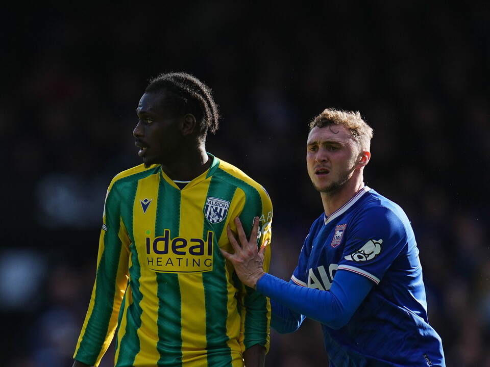 Ousmane Diakité in action against Ipswich in the yellow and green away kit 