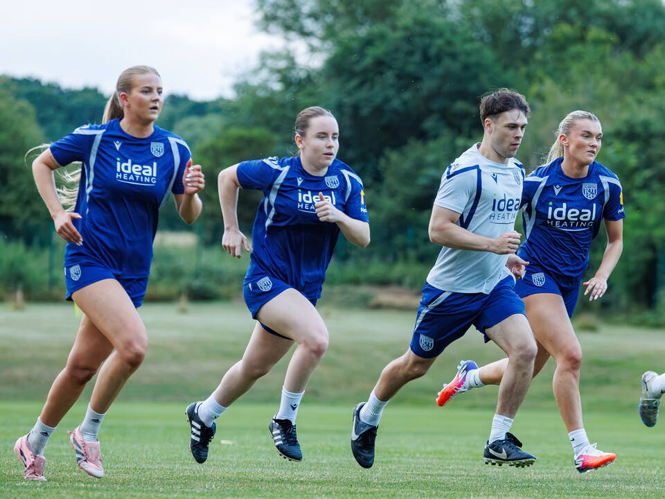Rhianne Oakley, Ella Haughey, Taylor Reynolds and Izzy Green running in a straight line with a fitness coach during a training session