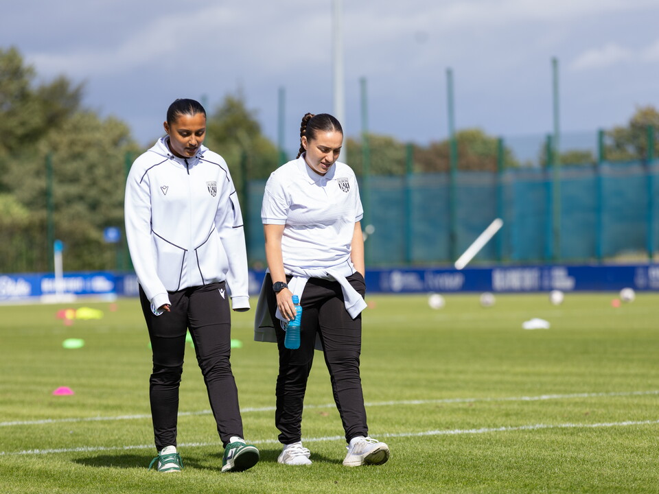 Fran and Sim talking before a game.