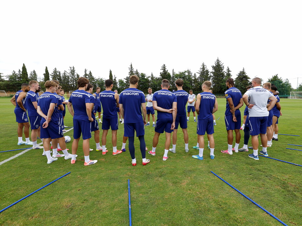 James Morrison chatting to his squad out on the training pitch 