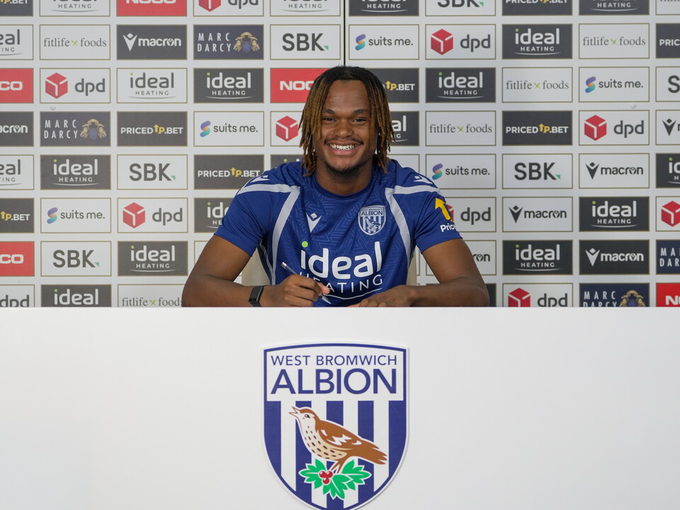 Nathan Dlamini signs his contract