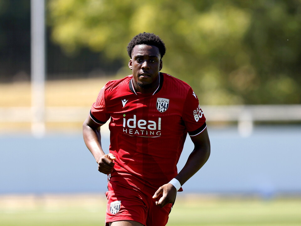 An image of Souleyman Mandey playing for Albion