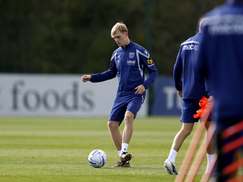 An image of Toby Collyer passing the ball in training