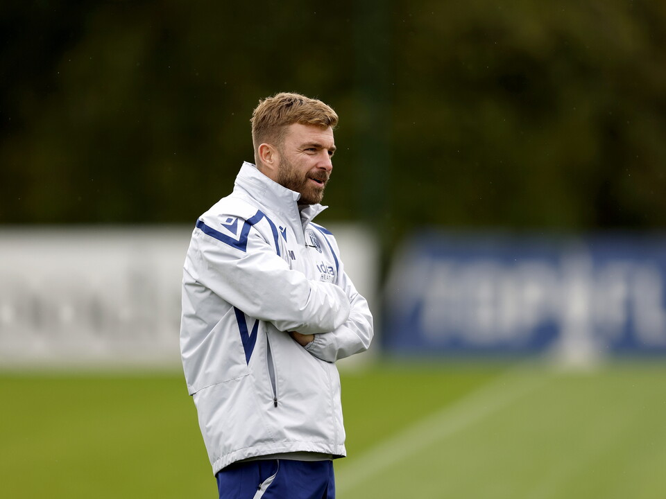 James Morrison watches training