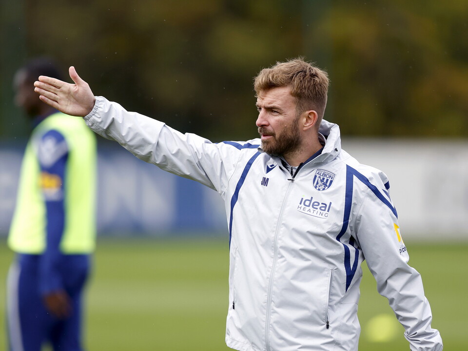 James Morrison pointing during a training session